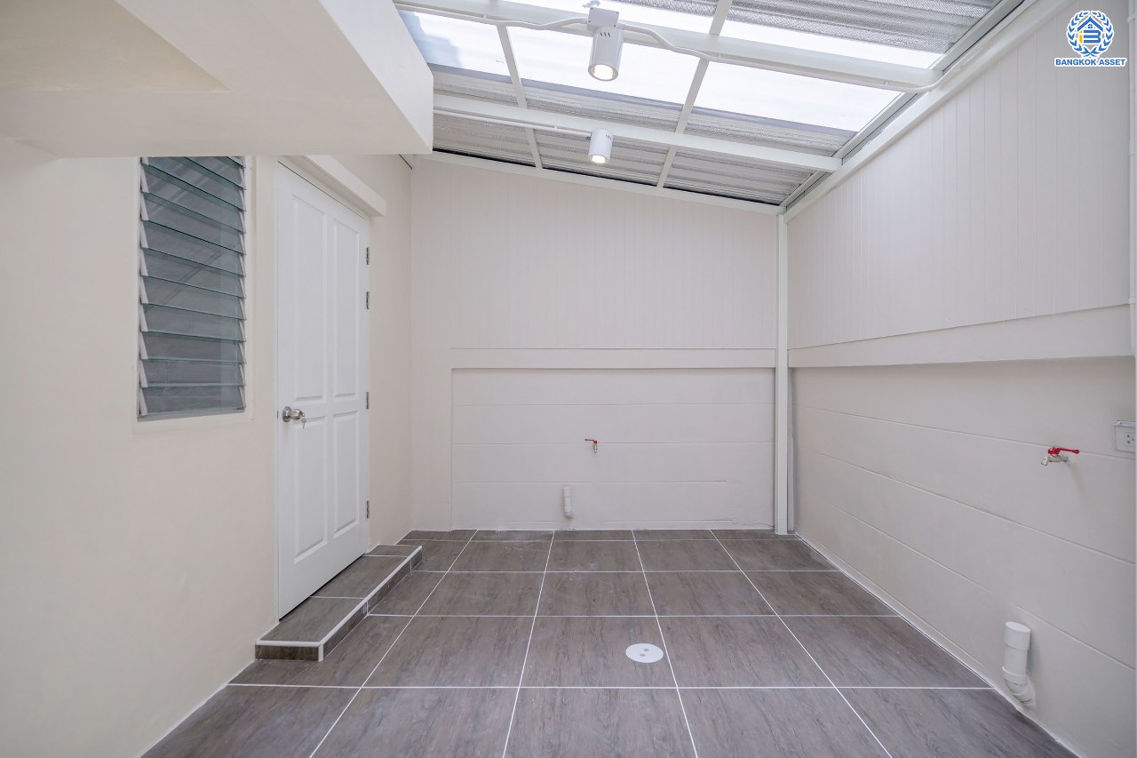 บ้านมือสองตกแต่งใหม่ โครงการ บ้านกลางเมืองสวิสทาวน์ เกษตร-นวมินทร์ แบรนด์ AP เนื้อที่ 20 ตร.ว. ฟังก์ชัน 3 ห้องนอน 3 ห้องน้ำ จอดรถได้ 2 คัน สภาพแวดล้อมเยี่ยม เชื่อมต่อ ถ.พหลโยธิน, ถ.เกษตร-นวมินทร์ ใกล้ ม.เกษตร, รถไฟฟ้าสายสีเขียว "สถานีมหาวิทยาลัยเกษตรศาสตร์" และทางด่วน "รามอินทรา-อาจณรงค์"